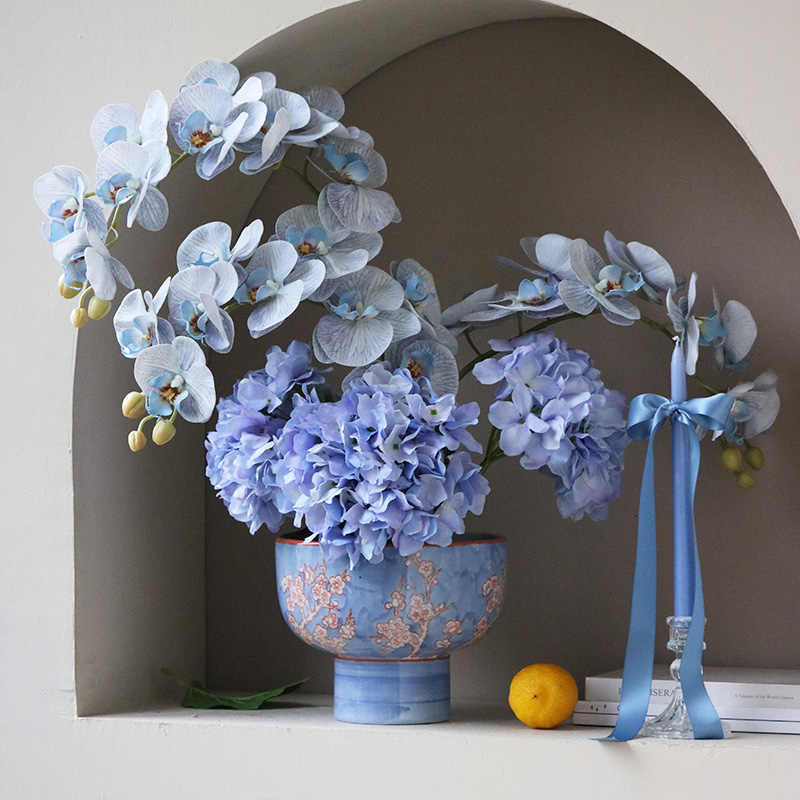 Decorate Blue-and-white Porcelain Vases For The New Year